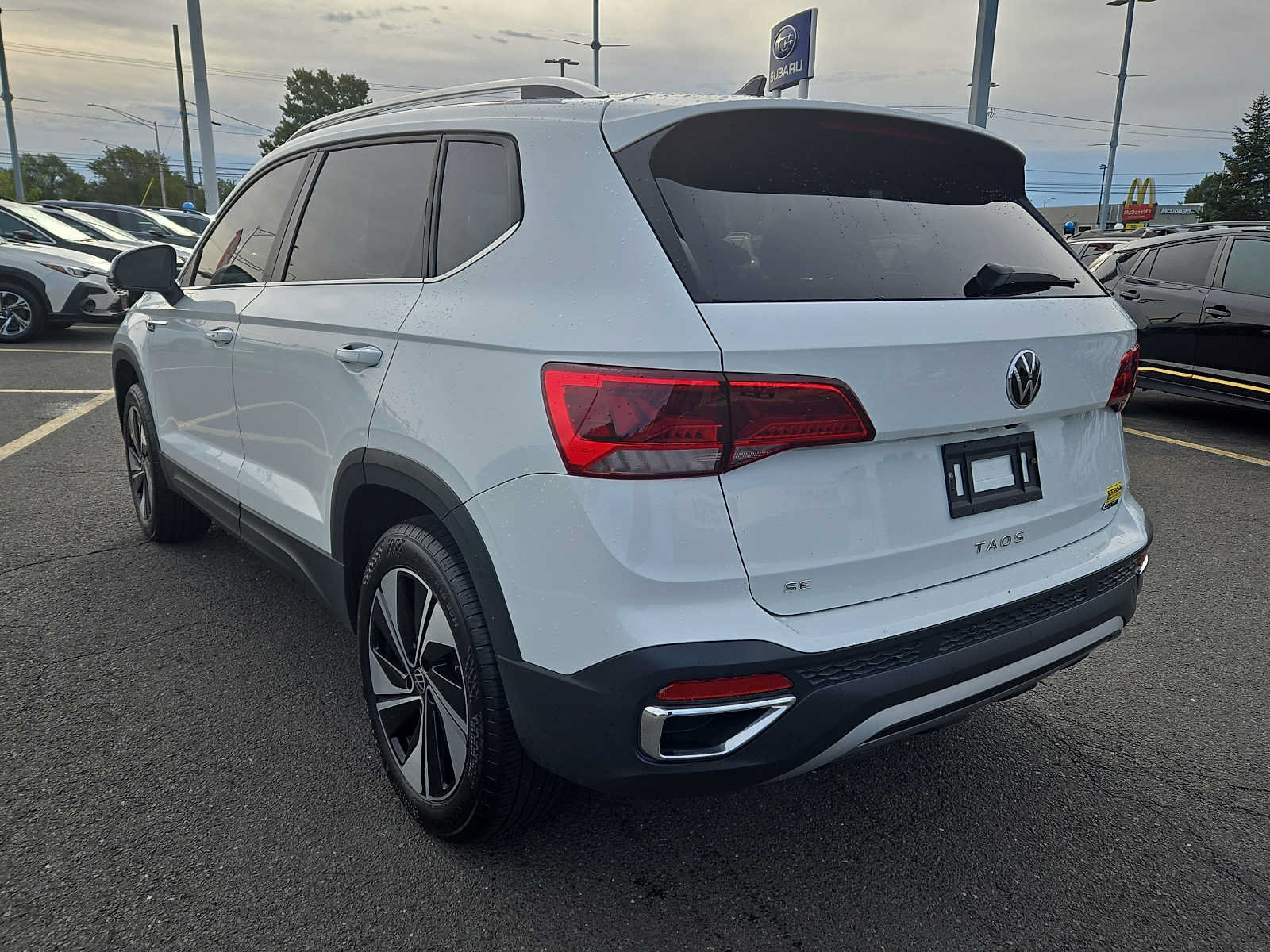 Used 2024 Volkswagen Taos SE w/ Panoramic Sunroof Package AWD/4WD image 4