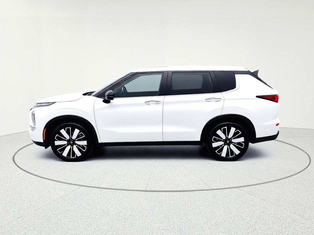 Used 2022 Mitsubishi Outlander SE image 3