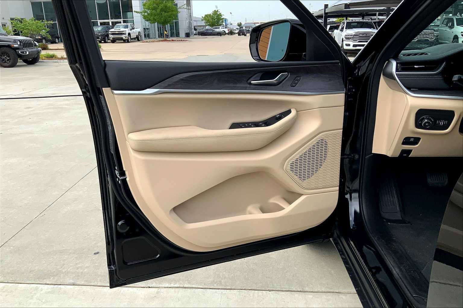 New 2025 Jeep Grand Cherokee L Limited w/ Trailer Tow Package image 11