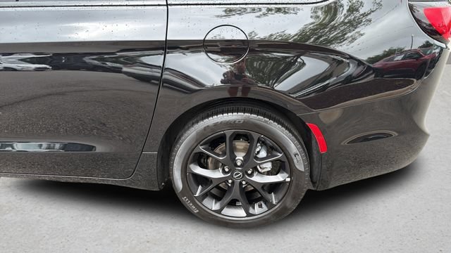 Used 2026 Chrysler Pacifica Limited w/ S Appearance Package FWD image 39