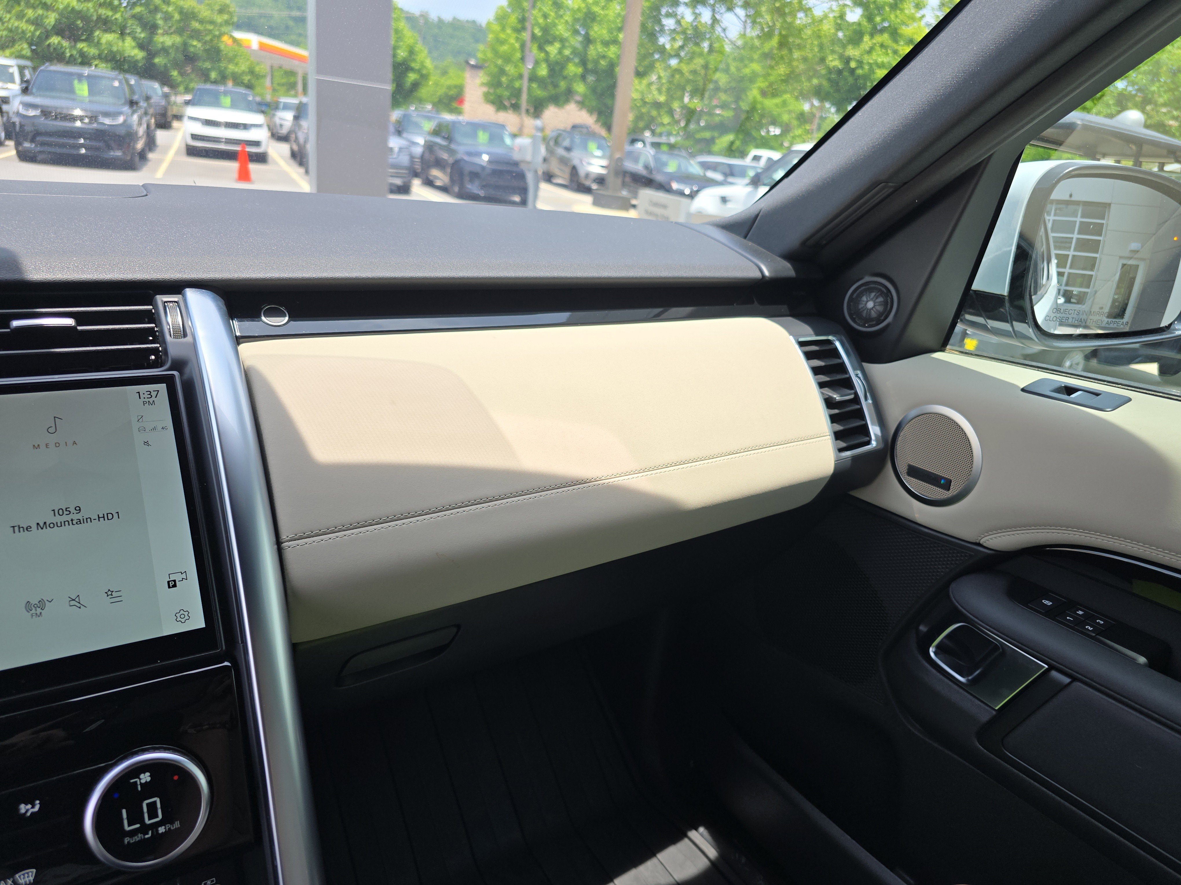 Used 2022 Land Rover Discovery S AWD/4WD image 24