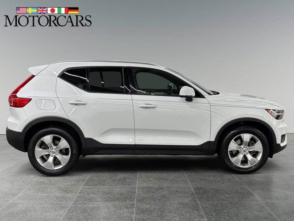 Used 2019 Volvo XC40 T4 Momentum image 2