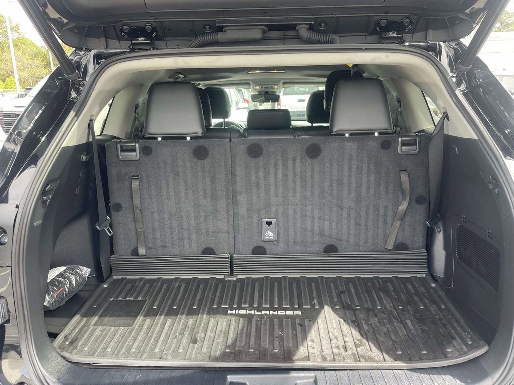 Used 2023 Toyota Highlander XLE image 48