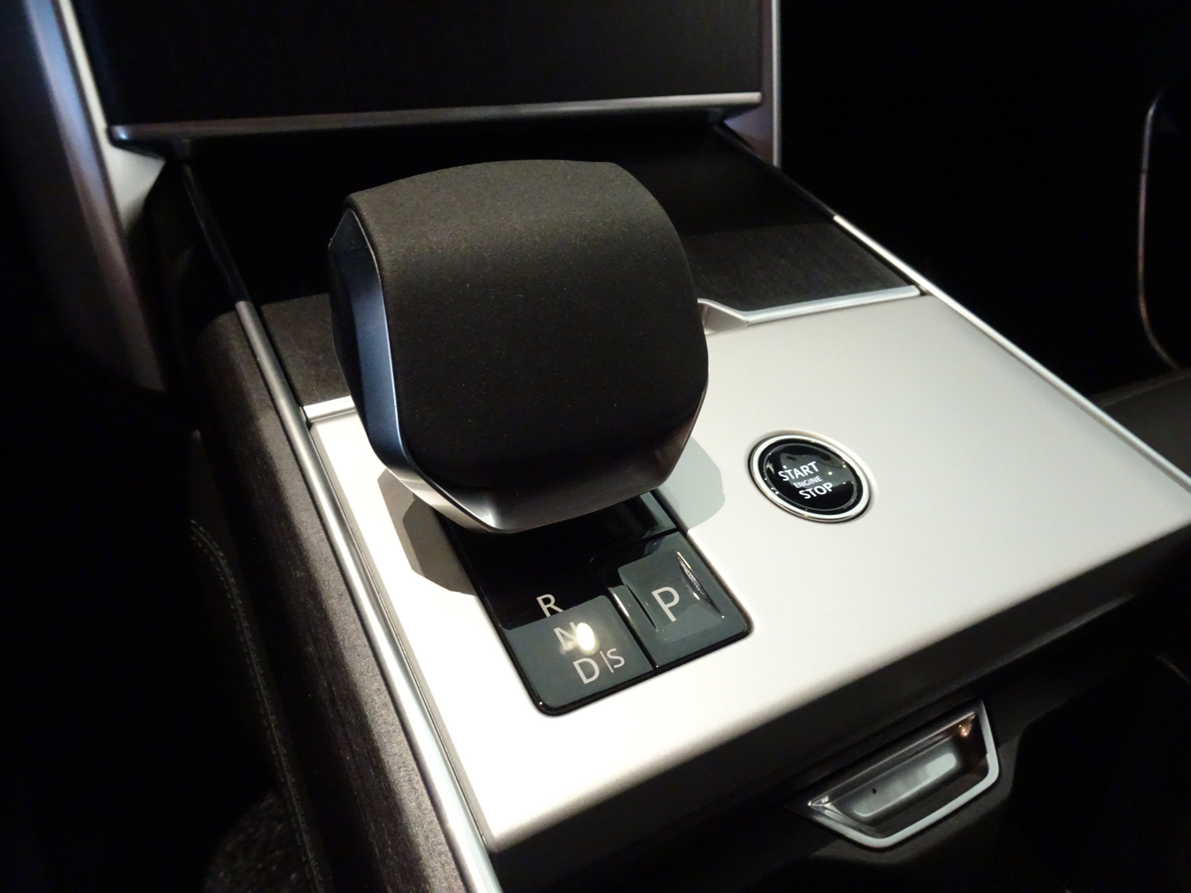 New 2025 Land Rover Range Rover Long Wheelbase SE image 4