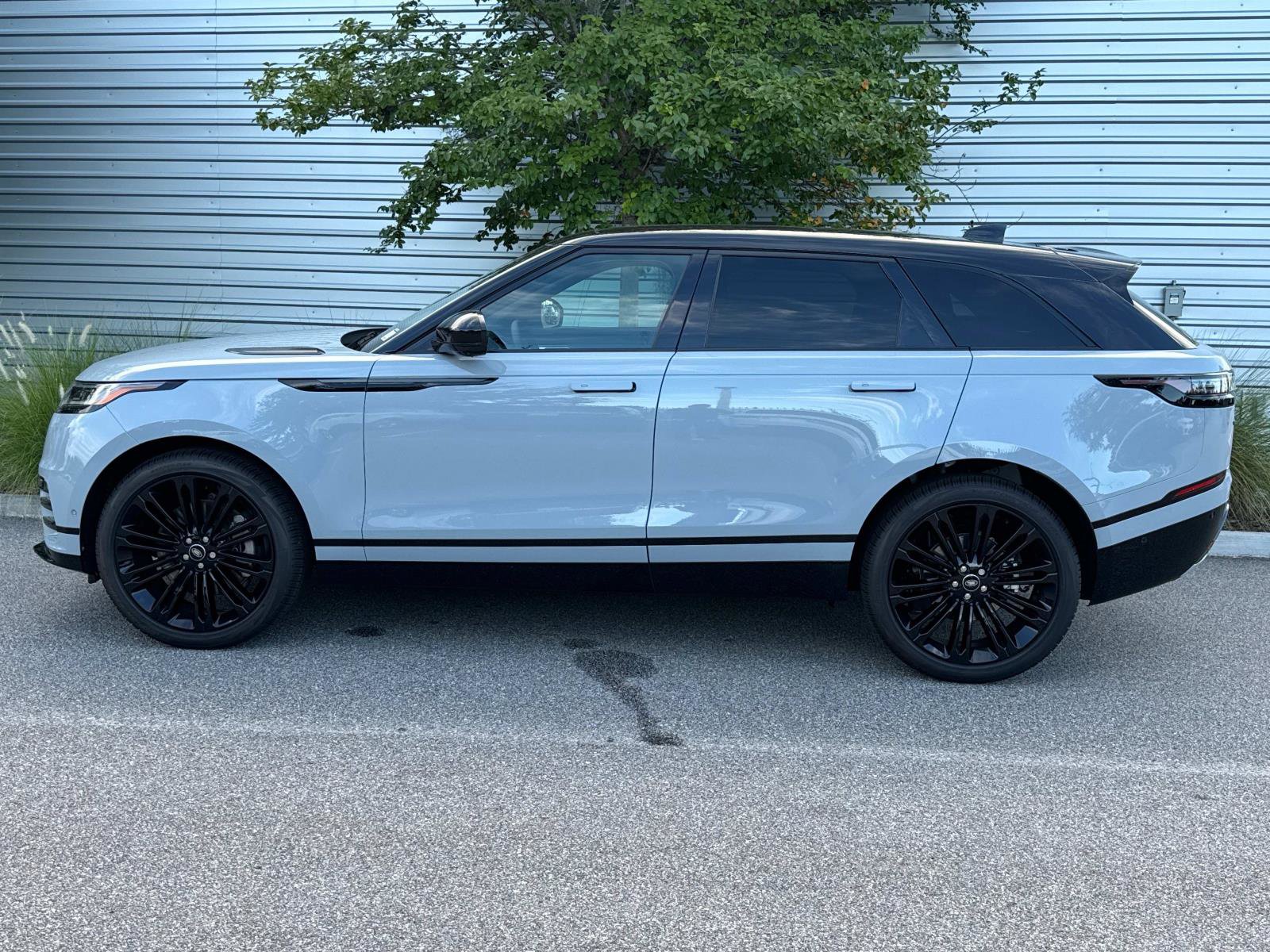 New 2026 Land Rover Range Rover Velar Dynamic SE image 2