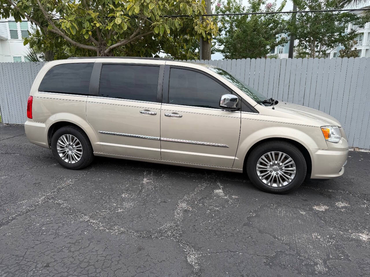 Used 2015 Chrysler Town & Country Touring-L w/ Driver Convenience Group FWD image 2
