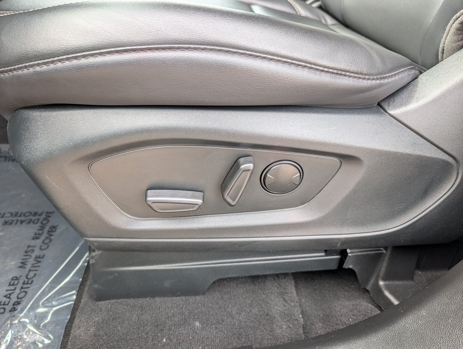 Used 2024 Ford Explorer XLT w/ Equipment Group 202A AWD/4WD image 13
