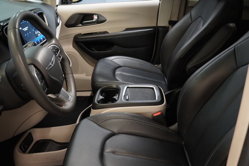 Used 2024 Chrysler Pacifica Touring-L FWD image 7