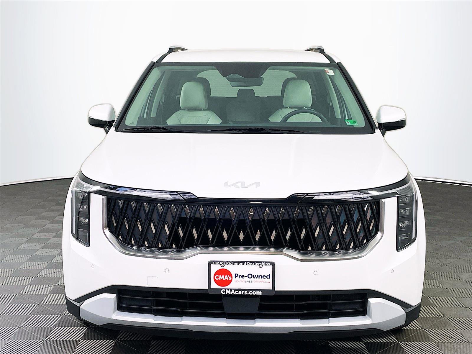 Used 2025 Kia Carnival EX image 2