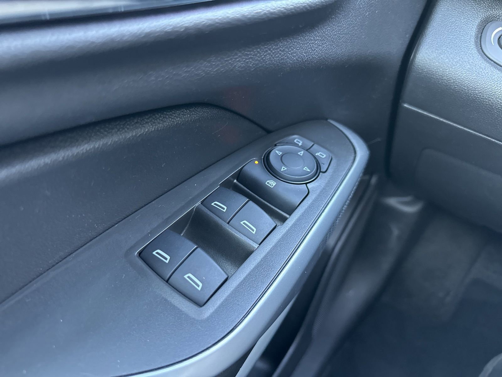 Used 2025 Chevrolet Trax RS w/ Sunroof Package image 30