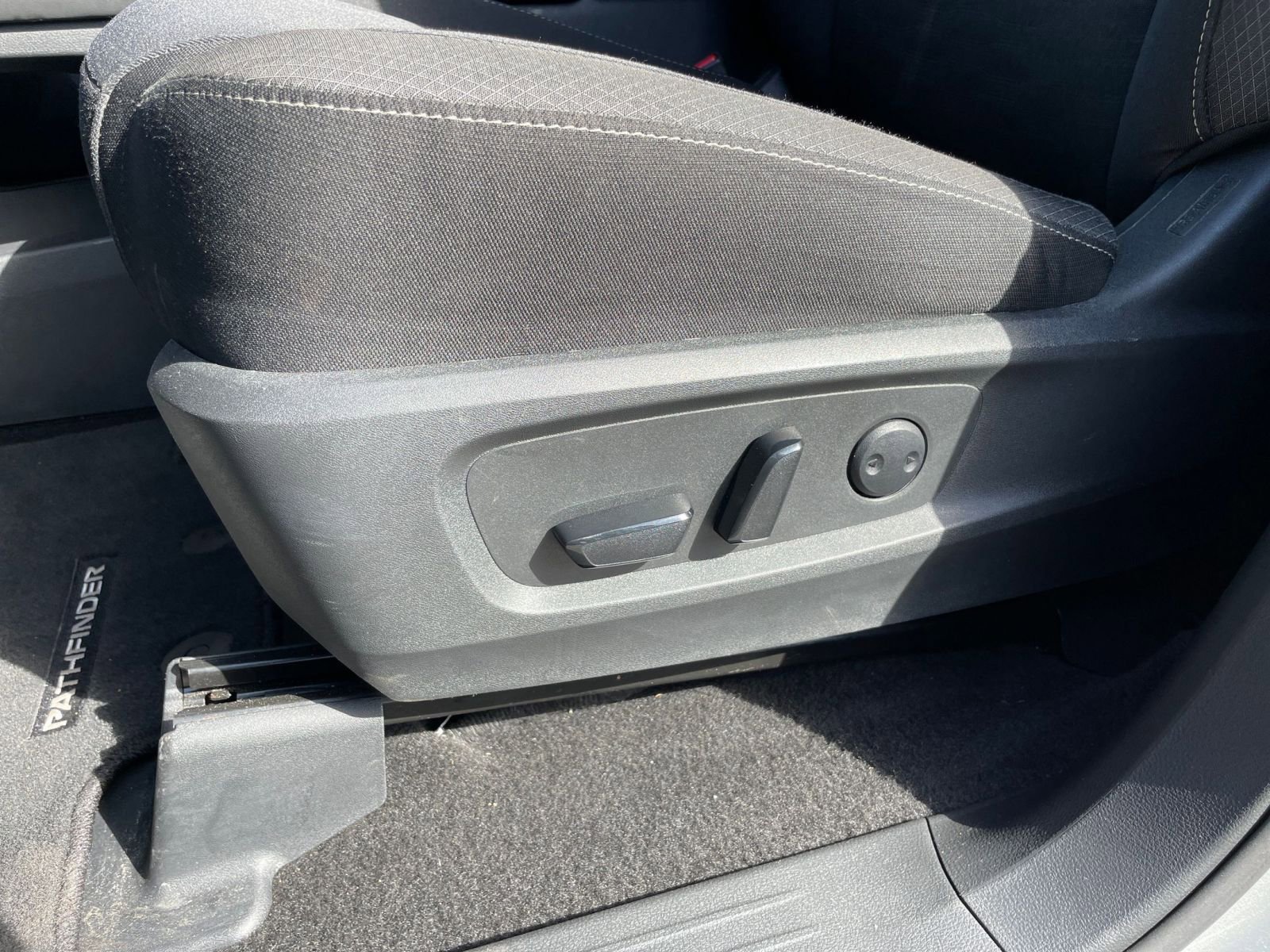 Used 2025 Nissan Pathfinder SV AWD/4WD image 22
