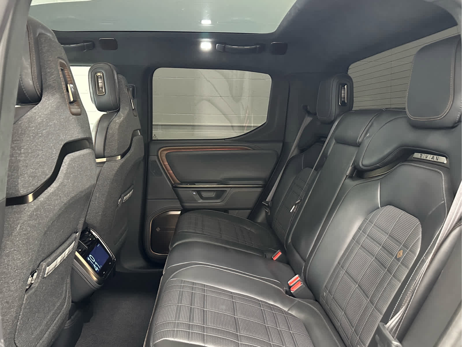 Used 2025 Rivian R1T Premium image 15