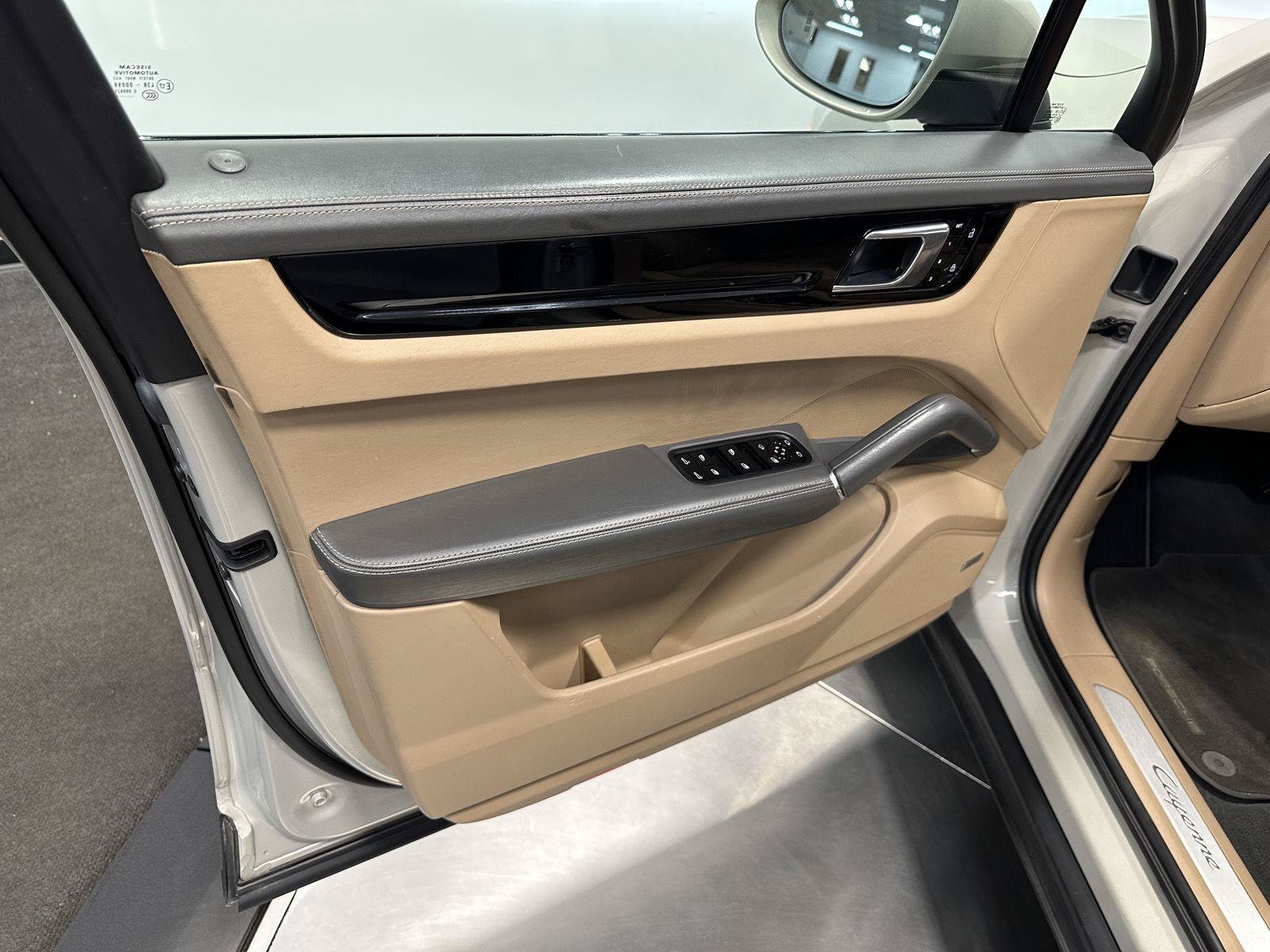 Used 2020 Porsche Cayenne AWD/4WD image 15