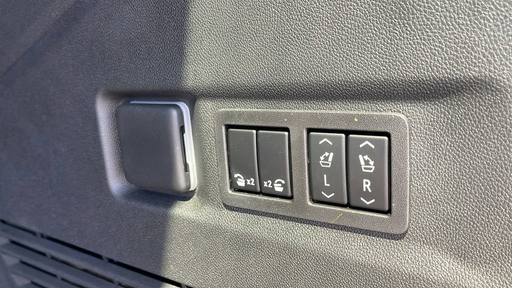 New 2026 GMC Yukon XL AT4 AWD/4WD image 25