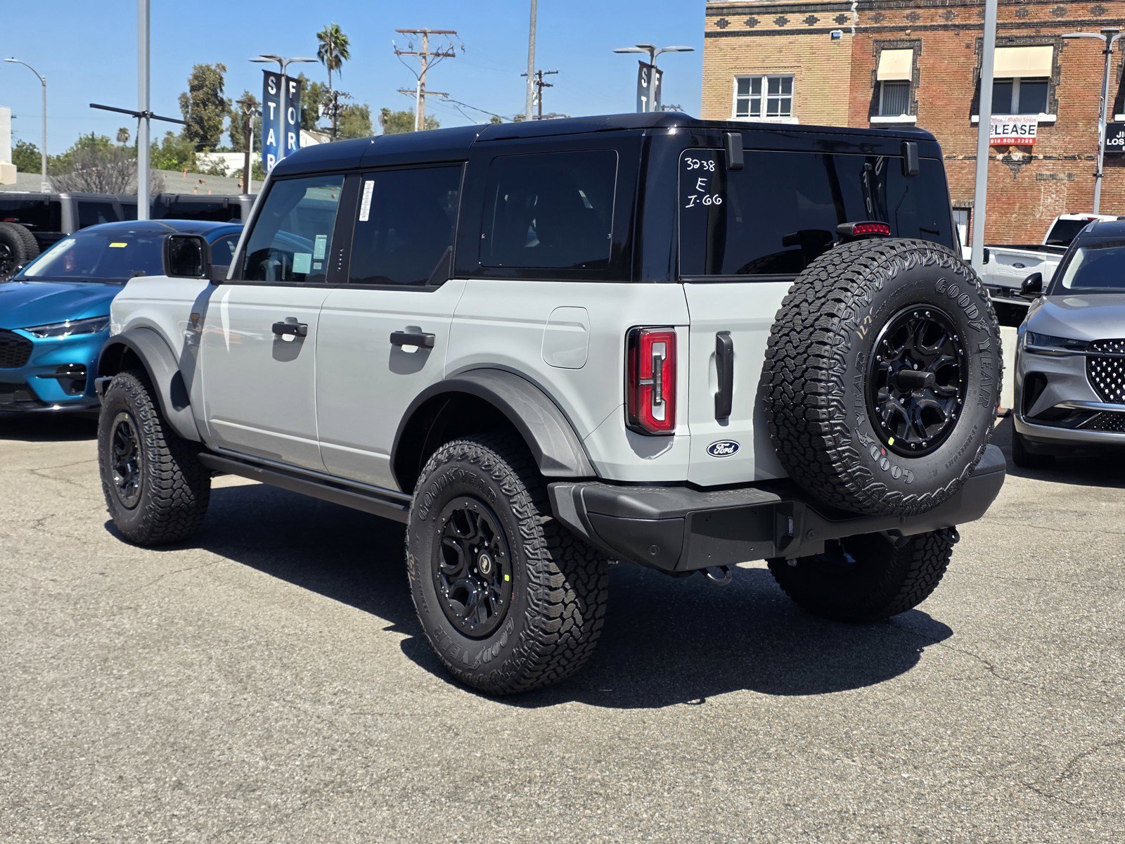 New 2026 Ford Bronco Badlands w/ Wildtrak Package AWD/4WD image 4