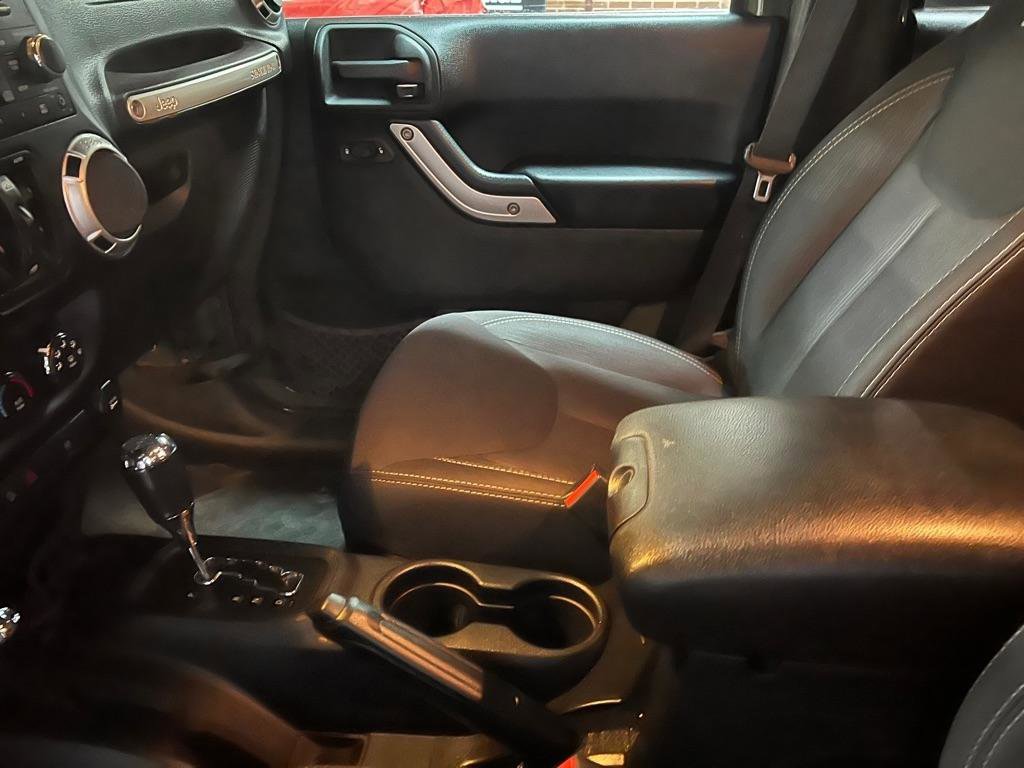 Used 2015 Jeep Wrangler Unlimited Rubicon w/ Connectivity Group image 23