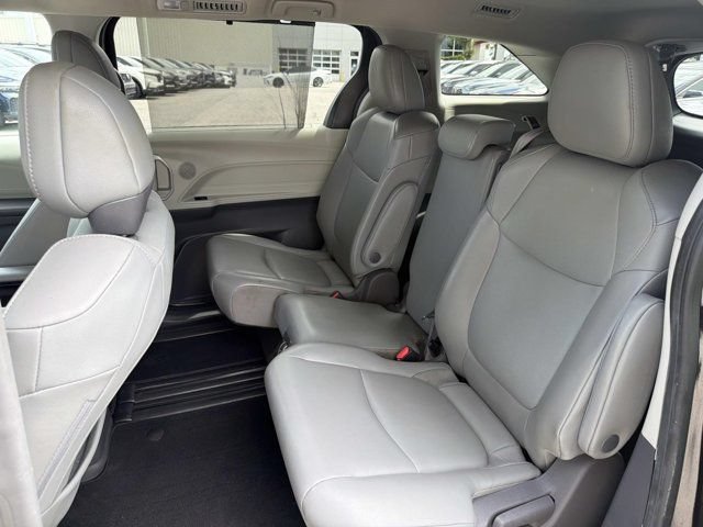 Used 2021 Toyota Sienna XLE FWD image 13