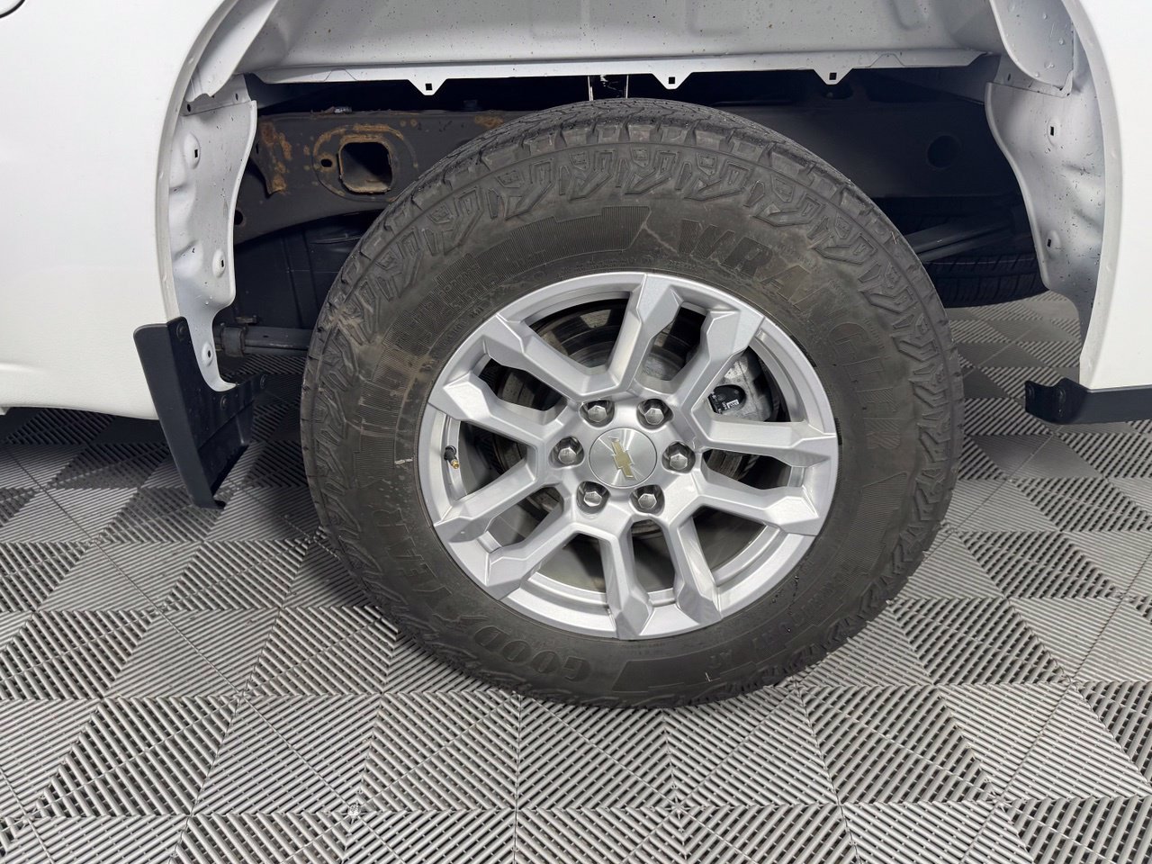Used 2024 Chevrolet Silverado 1500 LT AWD/4WD image 38