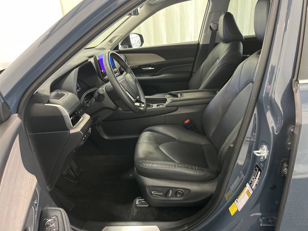 Used 2024 Toyota Grand Highlander AWD image 3