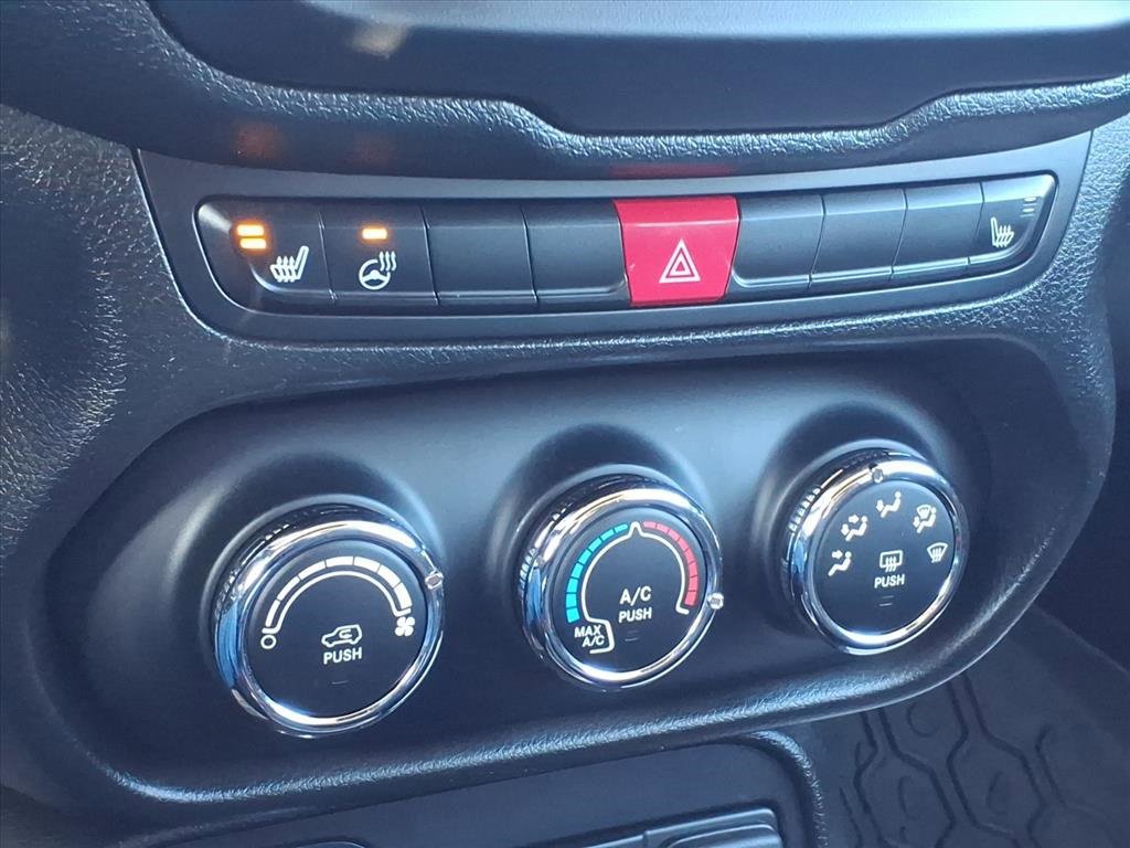 Used 2015 Jeep Renegade Latitude w/ Cold Weather Group II image 22