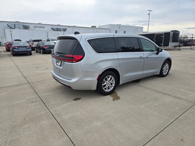 Used 2024 Chrysler Pacifica Touring-L image 13