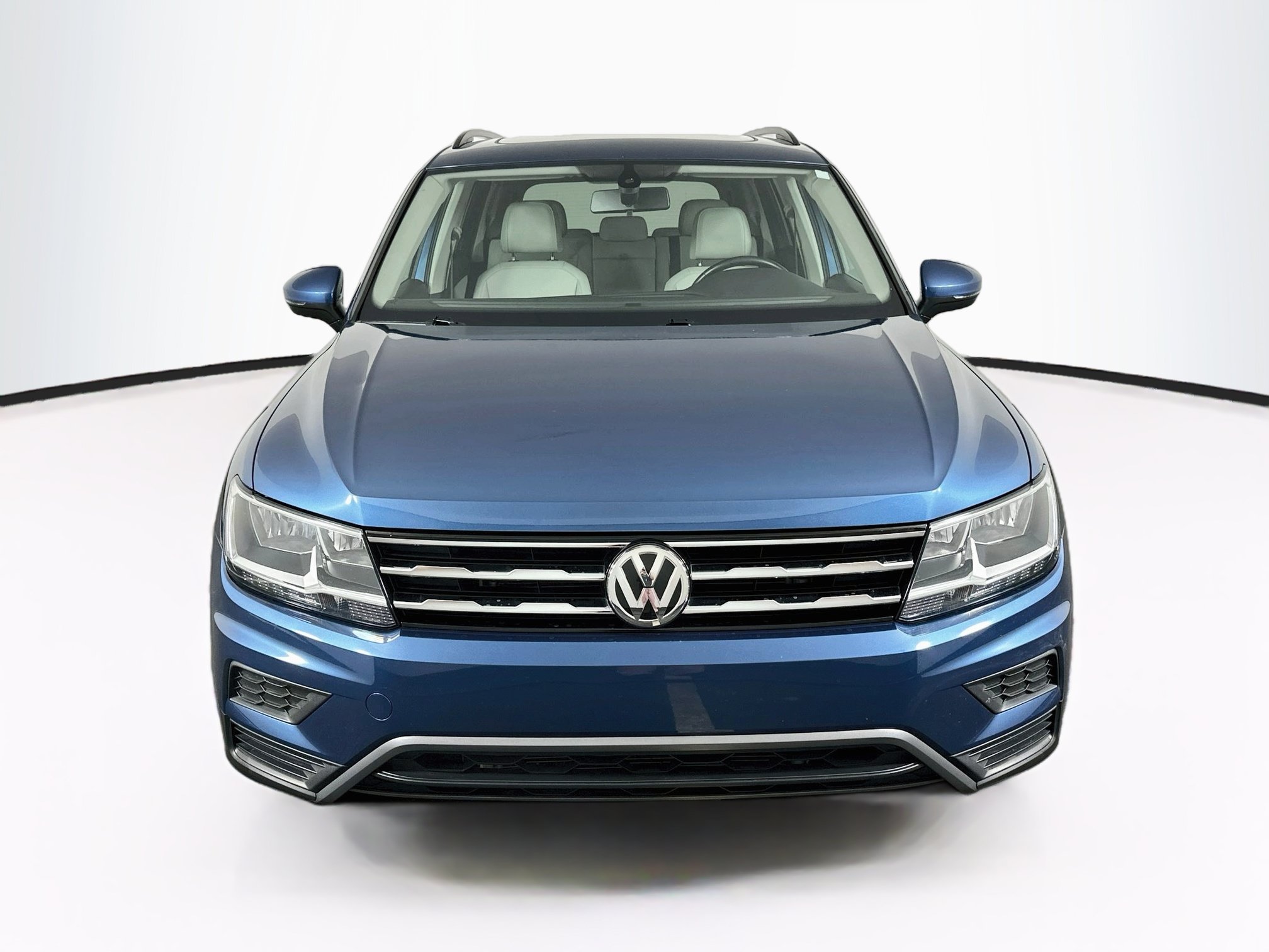 Used 2019 Volkswagen Tiguan SE w/ Panoramic Sunroof Package FWD image 2