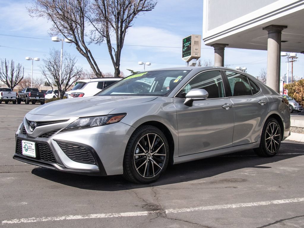 Used 2023 Toyota Camry SE FWD image 3