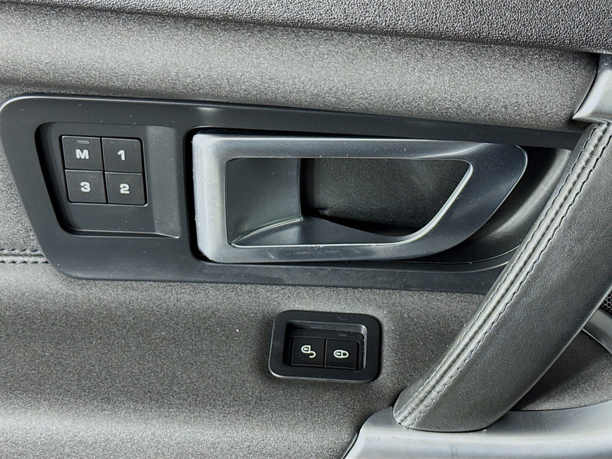 Used 2018 Land Rover Discovery Sport HSE image 23