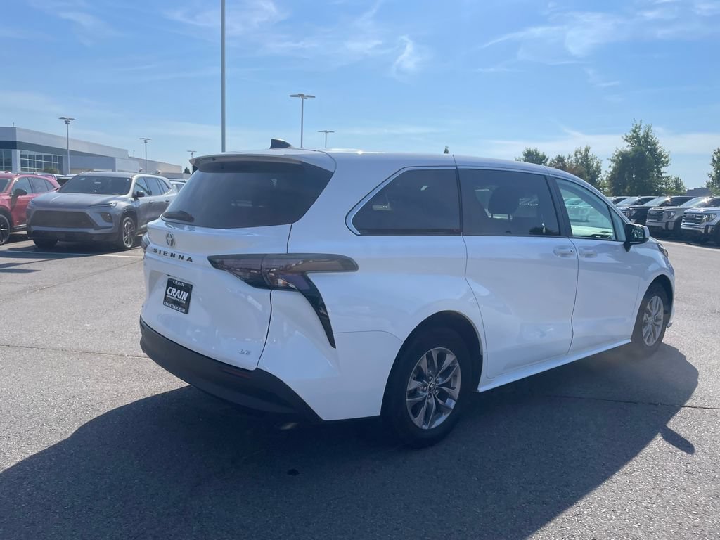 Used 2025 Toyota Sienna LE FWD image 7