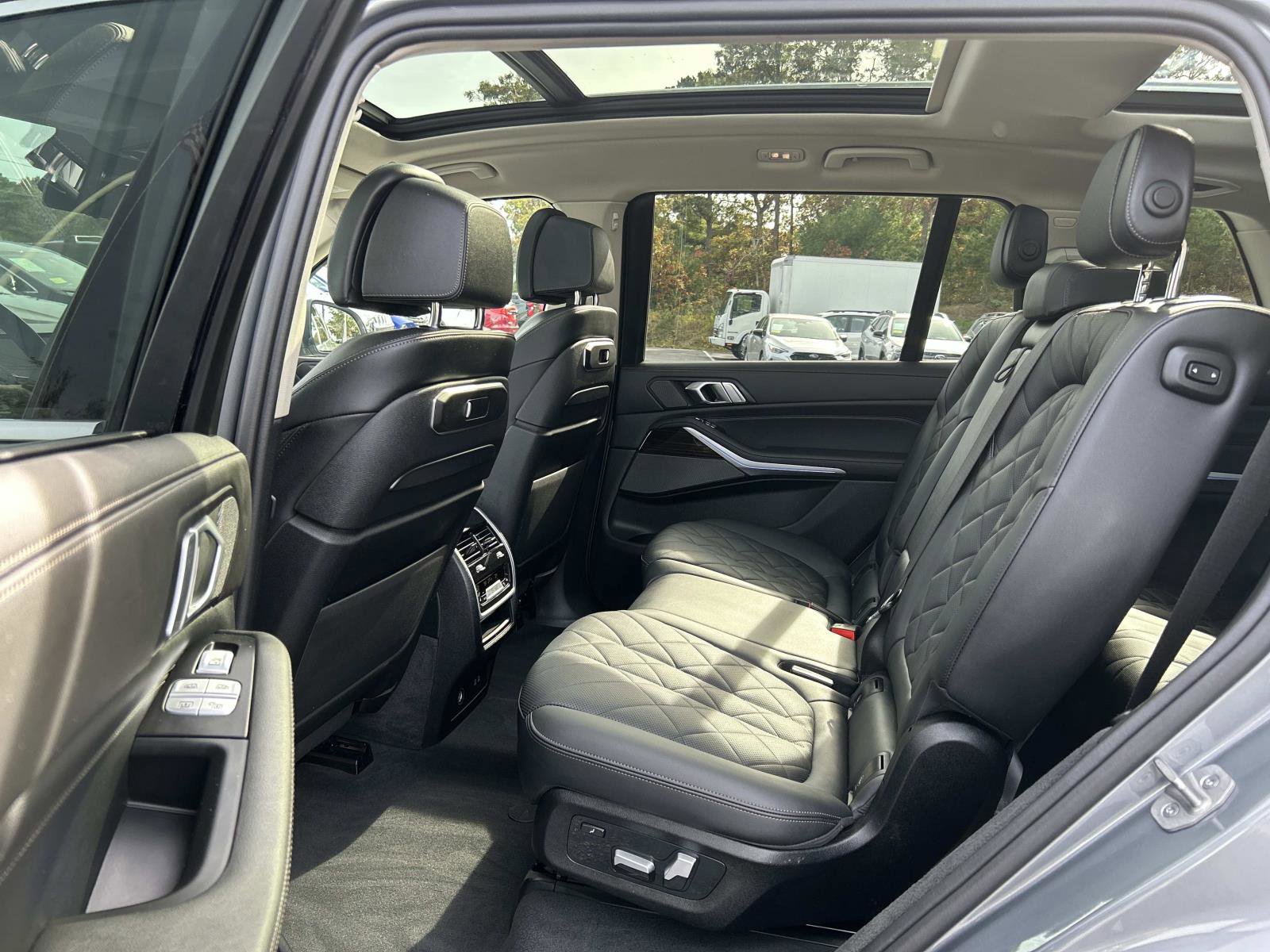 Used 2024 BMW X7 xDrive40i w/ Premium Package image 11