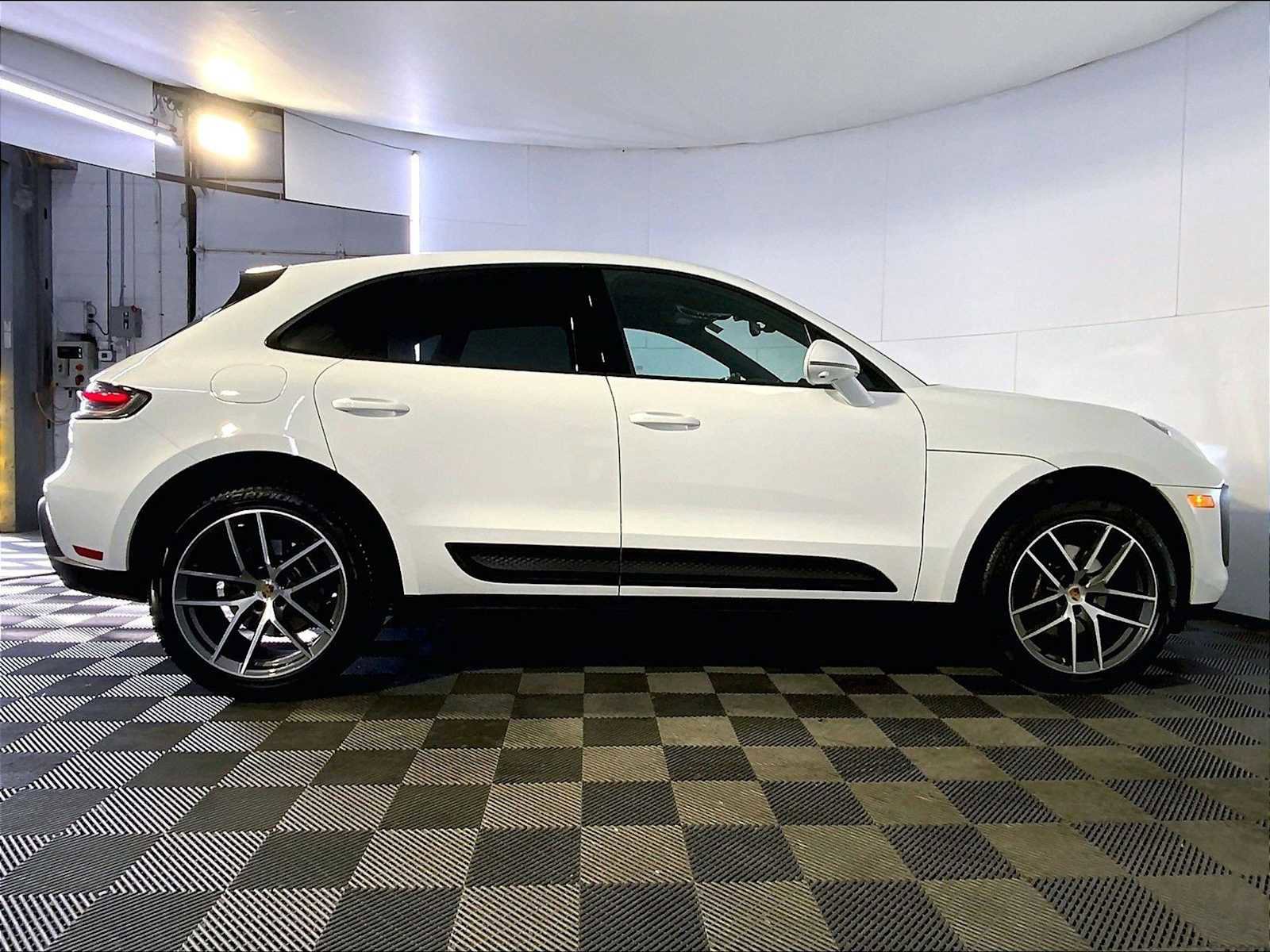 Certified 2023 Porsche Macan AWD/4WD image 8