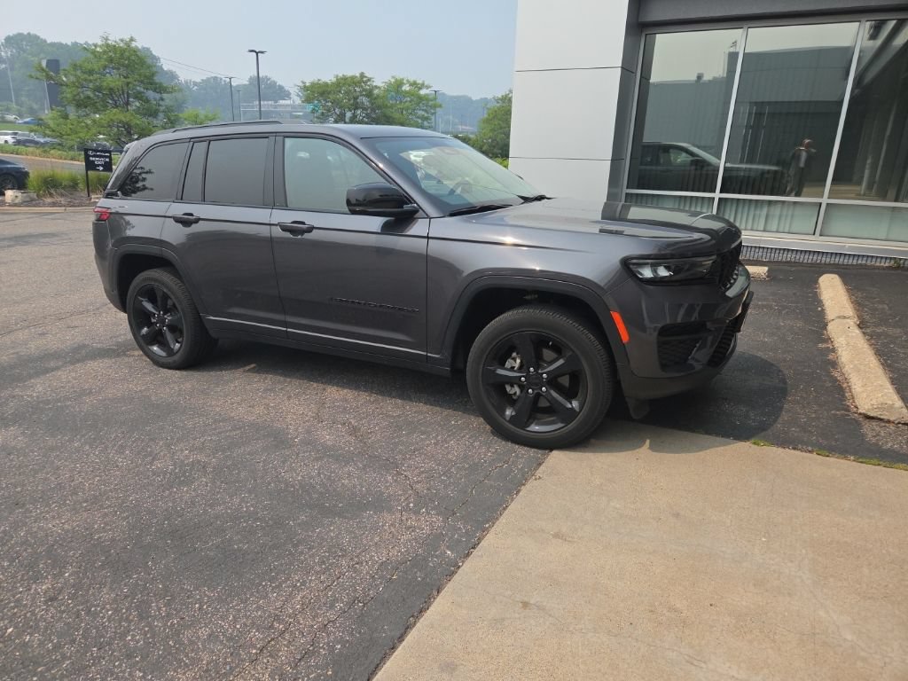 Used 2023 Jeep Grand Cherokee Altitude AWD/4WD image 30