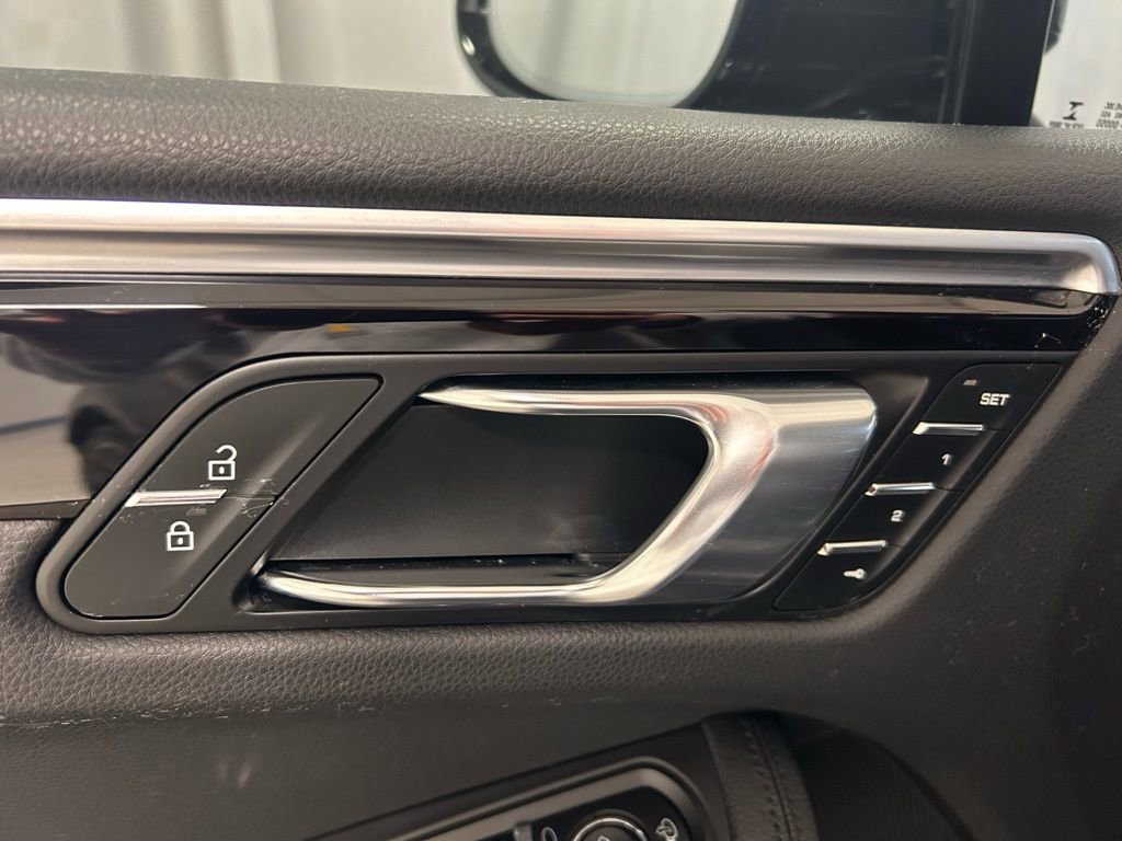 Certified 2023 Porsche Macan Turbo image 9