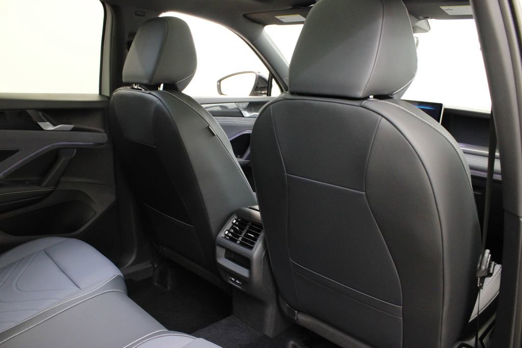 New 2026 Volkswagen Tiguan SE R-Line FWD image 19