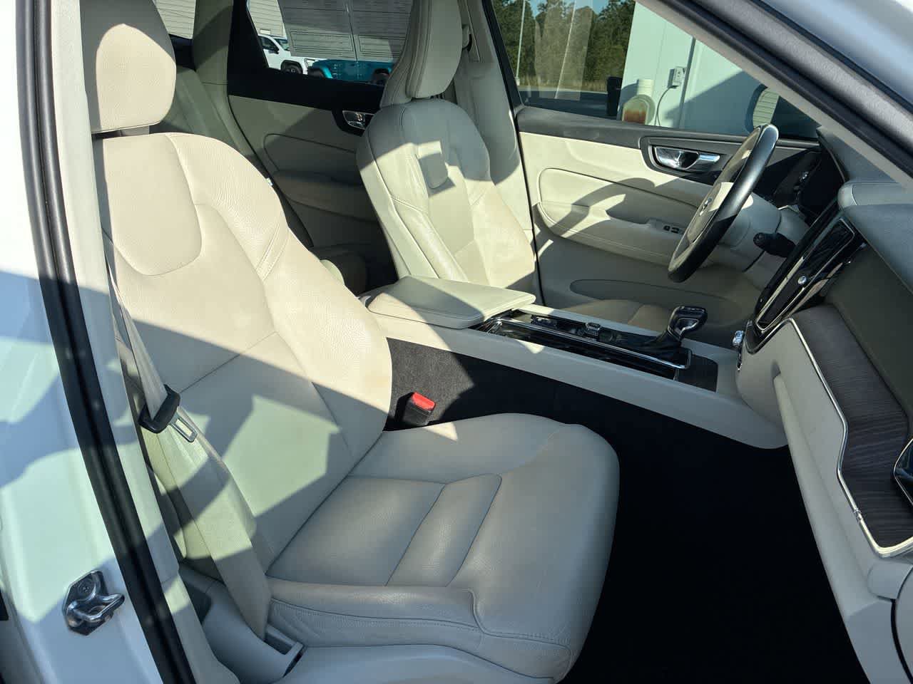 Used 2021 Volvo XC60 T5 Momentum image 28