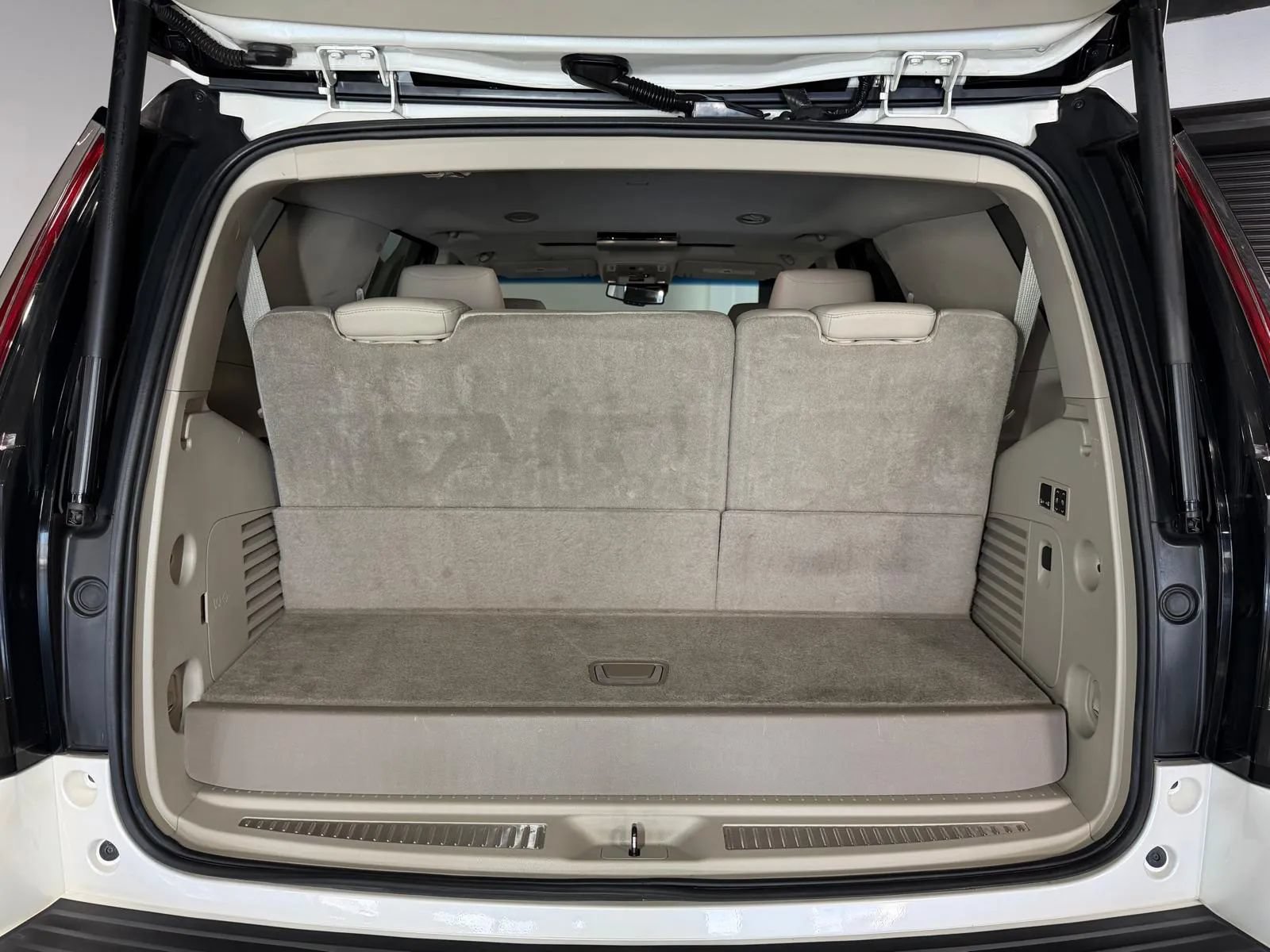 Used 2015 Cadillac Escalade Premium AWD/4WD image 12
