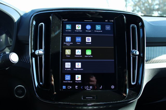 Used 2025 Volvo XC40 B5 Plus image 21