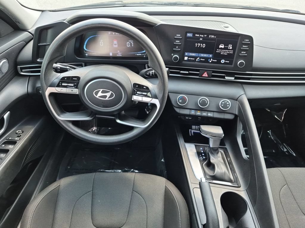 Used 2025 Hyundai Elantra SE FWD image 28