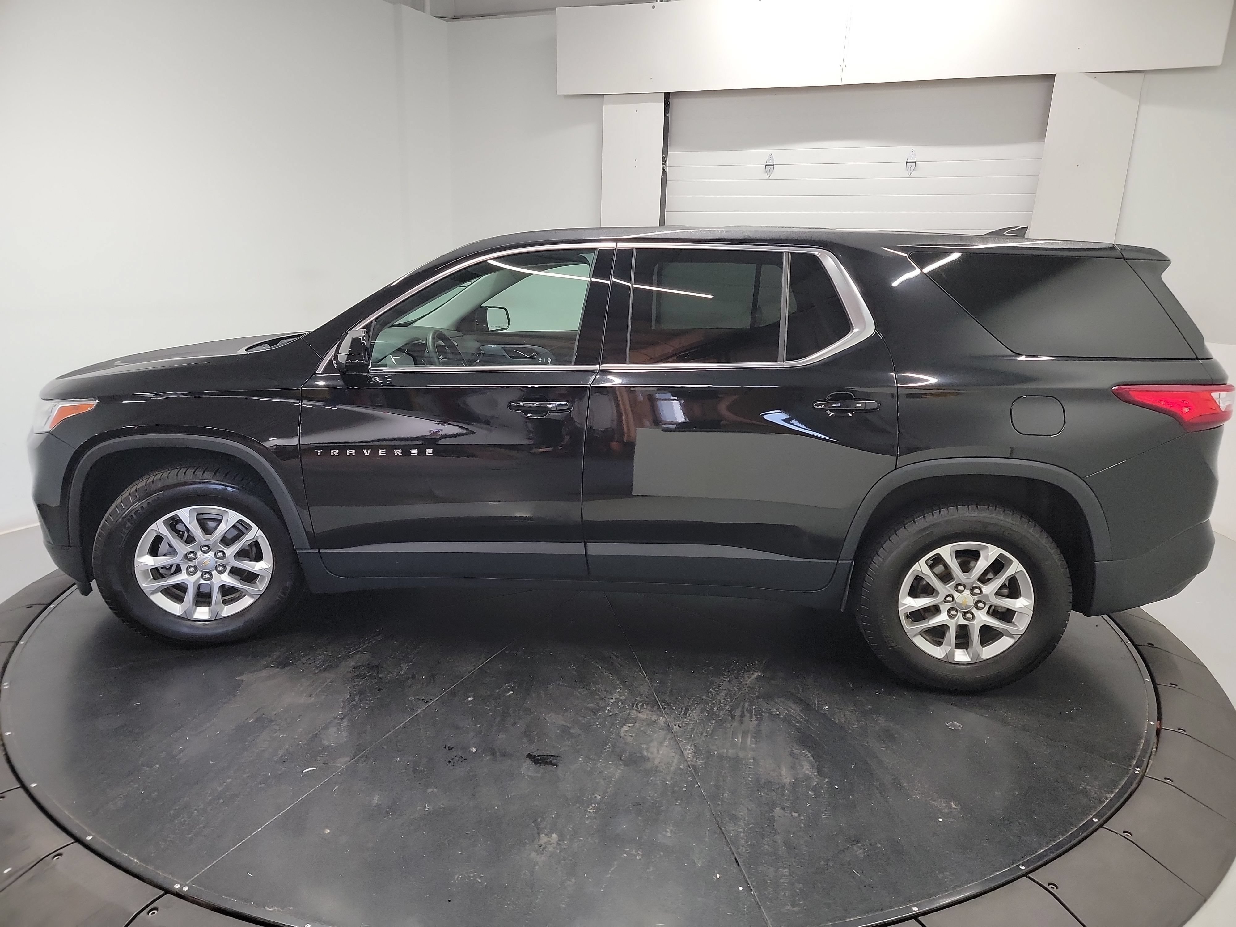 Used 2019 Chevrolet Traverse LS FWD image 4