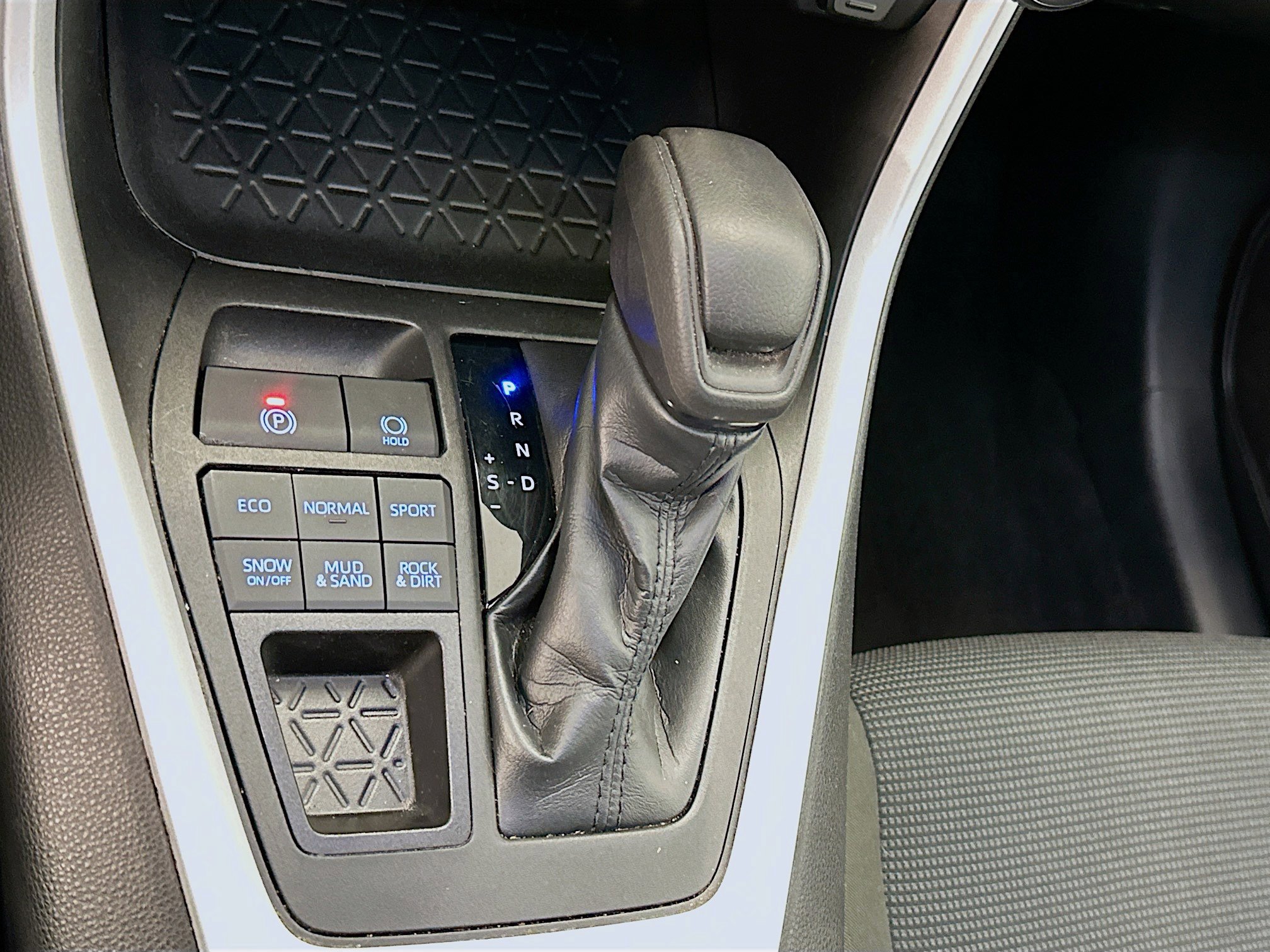 Used 2022 Toyota RAV4 LE image 25