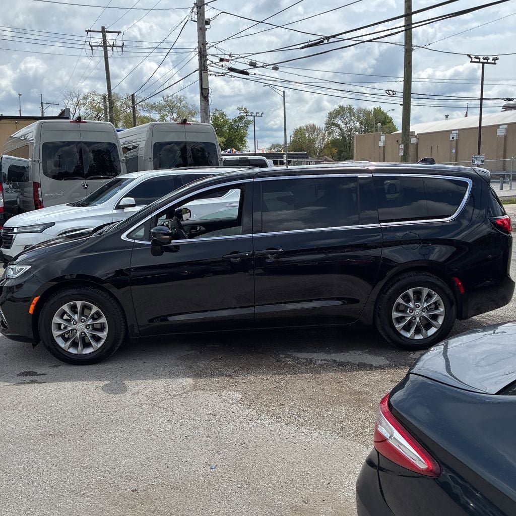 Used 2026 Chrysler Pacifica Limited FWD image 2