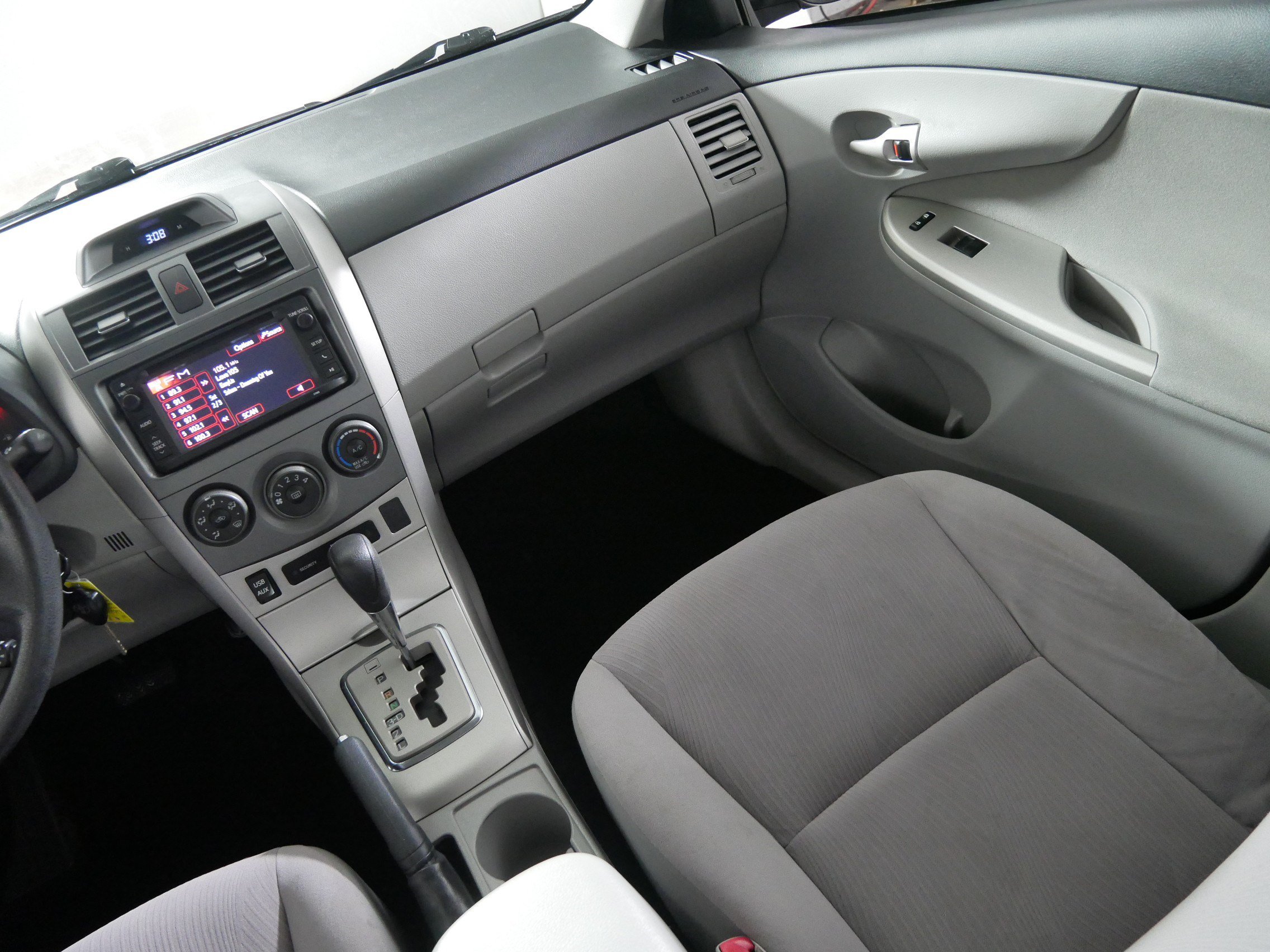Used 2013 Toyota Corolla LE FWD image 11