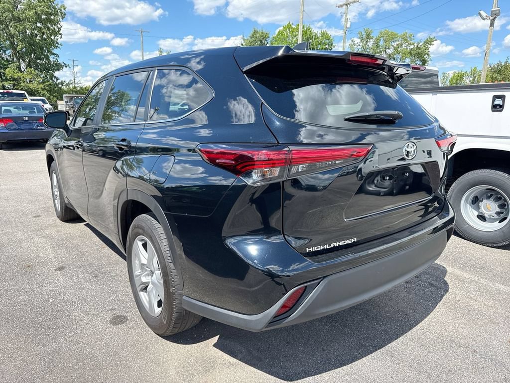 Used 2023 Toyota Highlander L FWD image 2