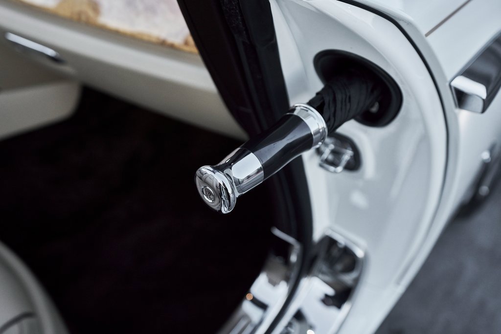 Used 2017 Rolls-Royce Dawn image 26