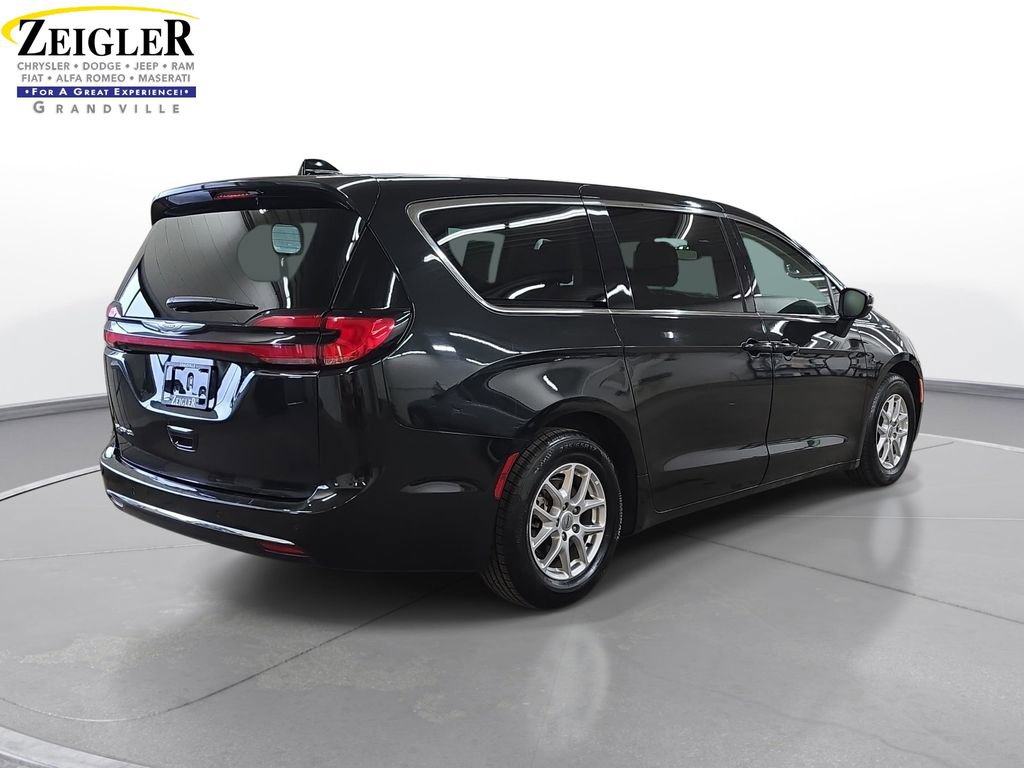 Certified 2023 Chrysler Pacifica Touring-L FWD image 5