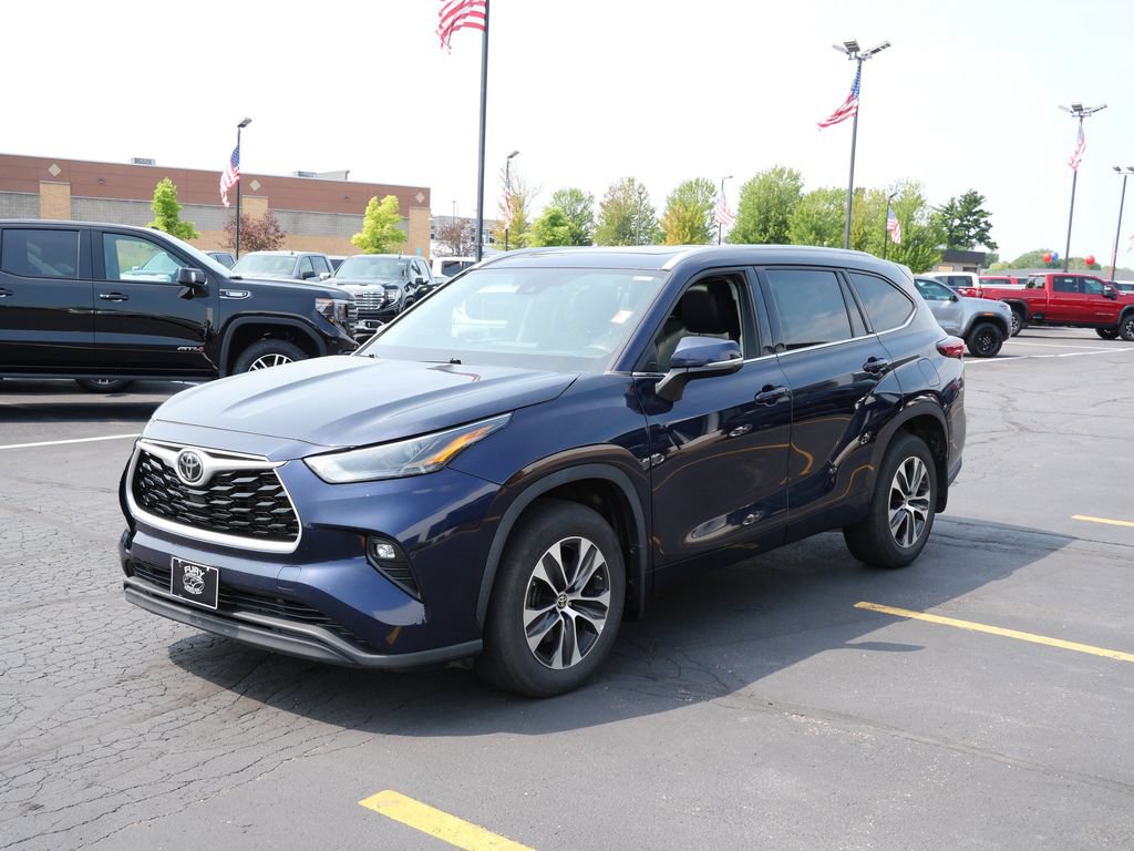 Used 2022 Toyota Highlander XLE AWD/4WD image 3