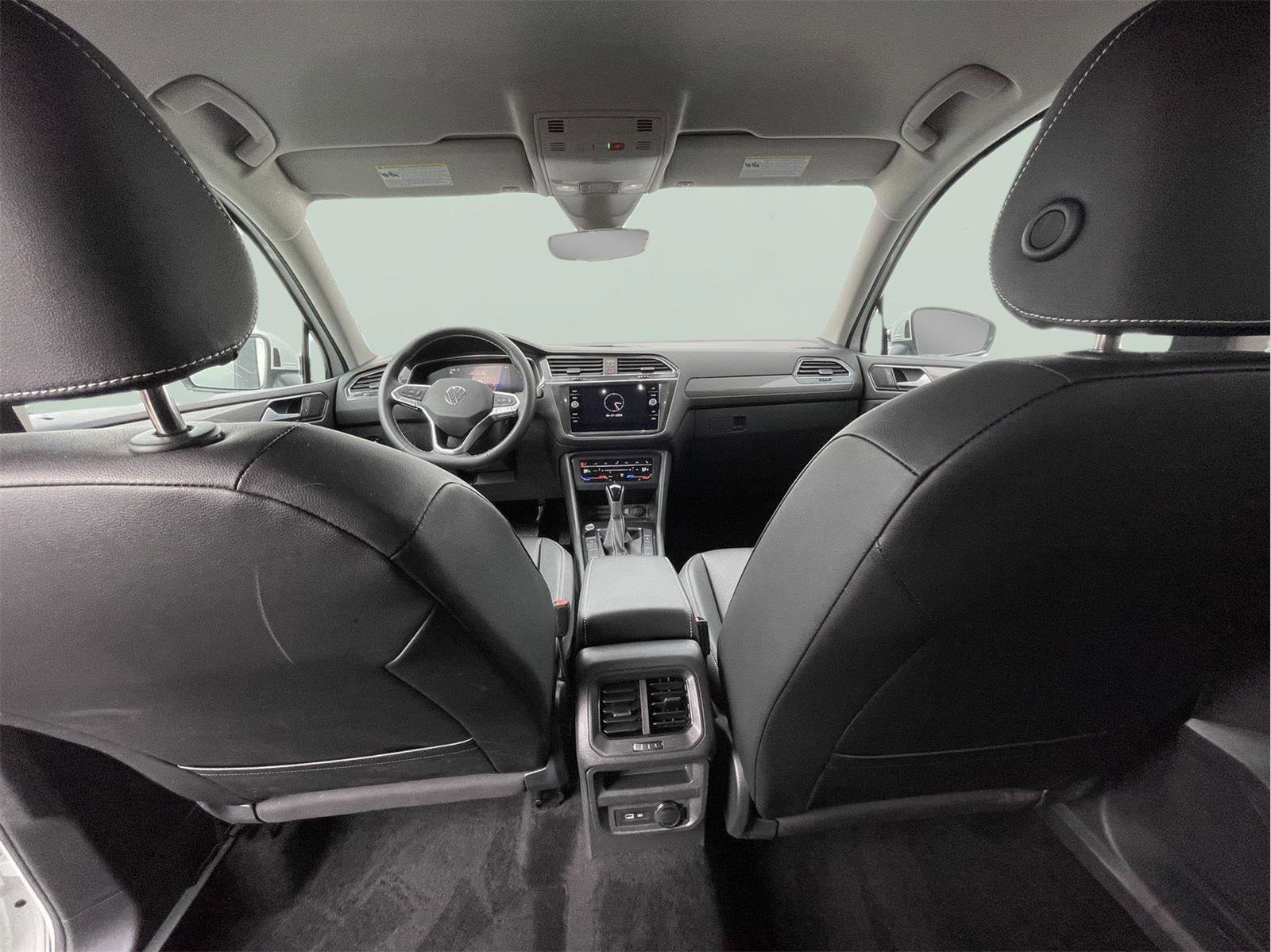 Used 2023 Volkswagen Tiguan SE AWD/4WD image 16