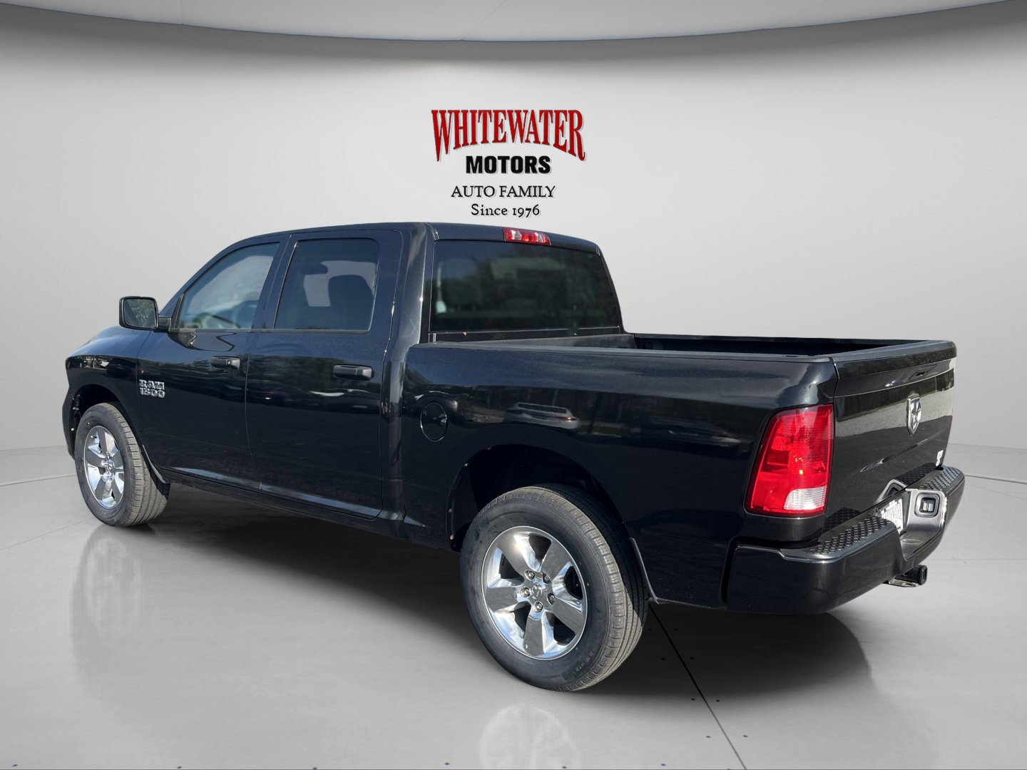 Used 2017 RAM 1500 Express AWD/4WD image 3
