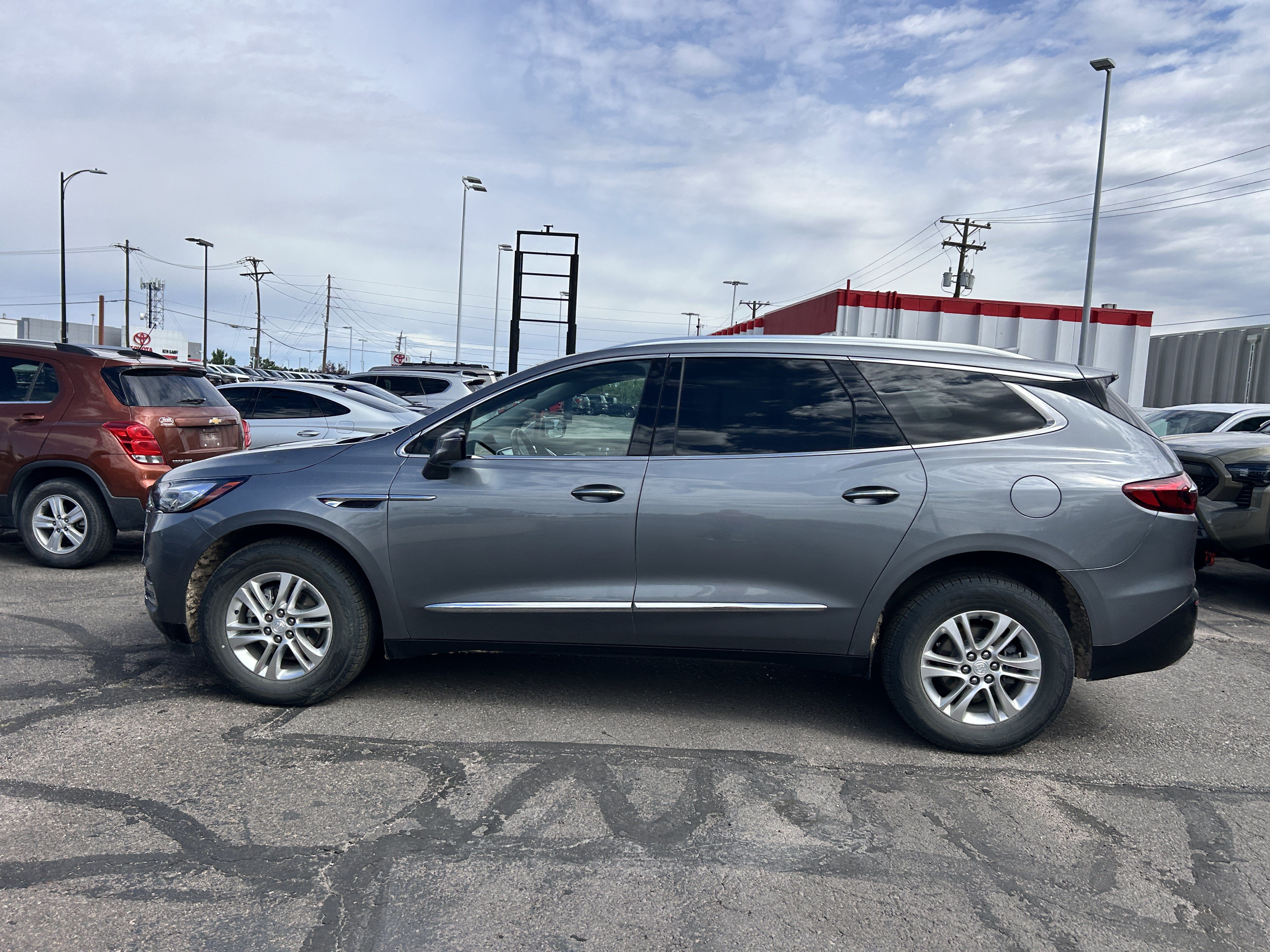 Used 2021 Buick Enclave Premium AWD/4WD image 2