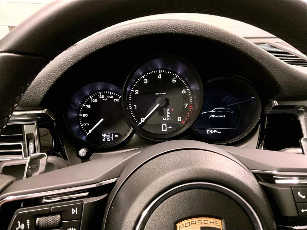 Used 2025 Porsche Macan image 25